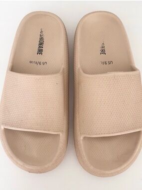CUSHIONAIRE Feather Cloud Slides Sz 9